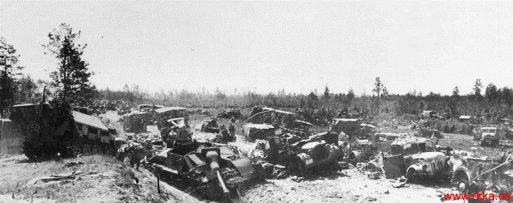 Německá obrněná kolona, zničená Il-2 v oblasti Bobruysk.